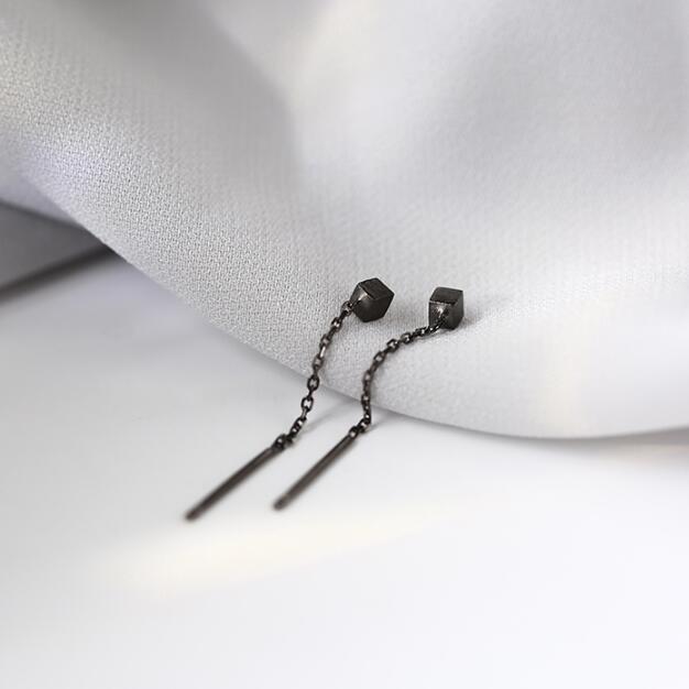 We Anting Gantung Panjang Tusuk Bentuk Persegi Motif Bunga Aksen Hollow Untuk Perhiasan Wanita-black