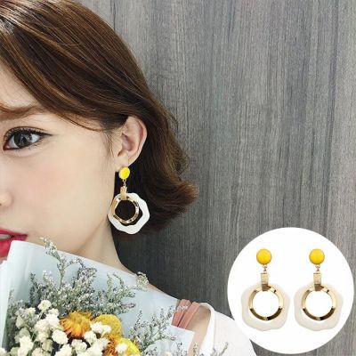 

039439rGeometric Round Acrylic Earrings Yellow + Gold + Ivory