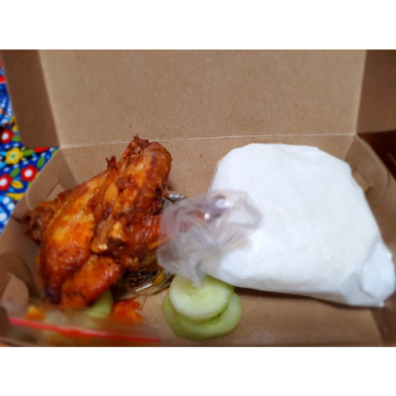 

Nasi Ayam Madura lengkap dengan bumbu hitam dan sambal merah serta timun