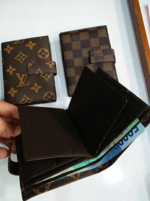 Dompet kancing pendek