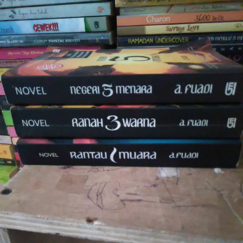 Novel trilogi Negeri 5 Menara by A Fuadi