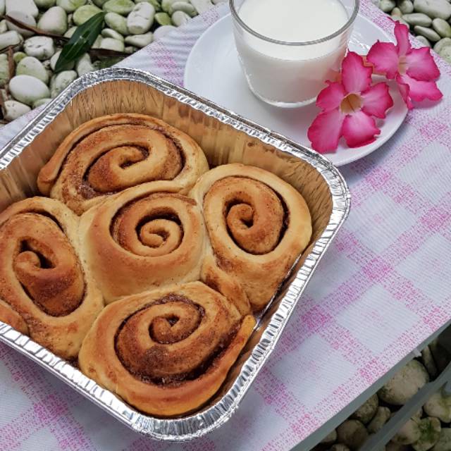 

Cinnamon roll with vanilla cream cheese dressing