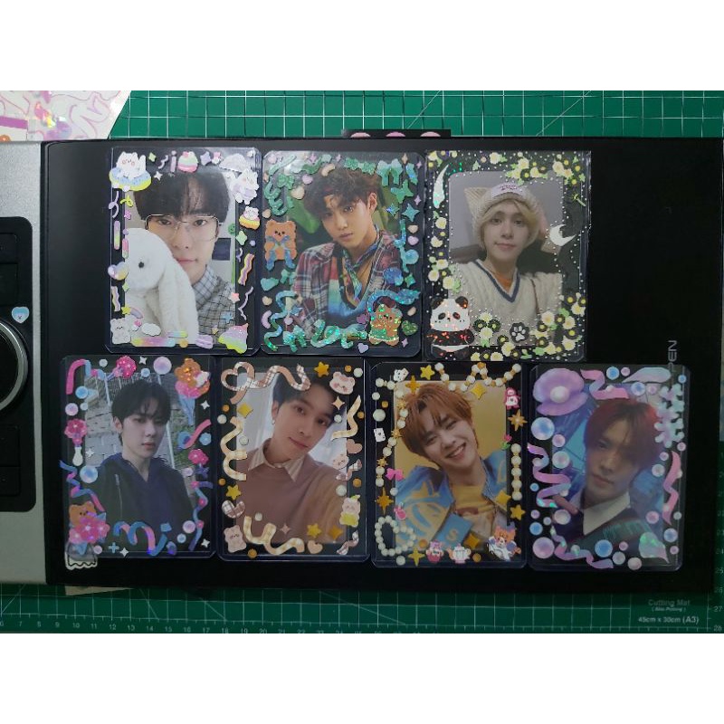 

Toploader / Acrylic Card Holder Deco Commis Lucu Murah
