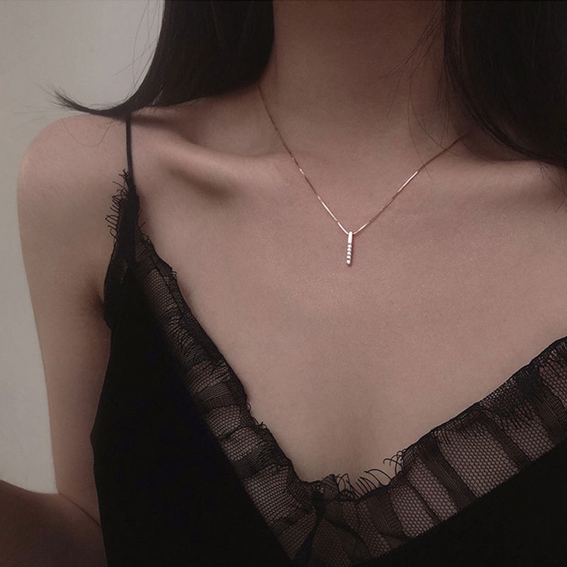 Kalung Rantai Klavikula Hias Liontin Strip Geometris Aksen Berlian Untuk Wanita