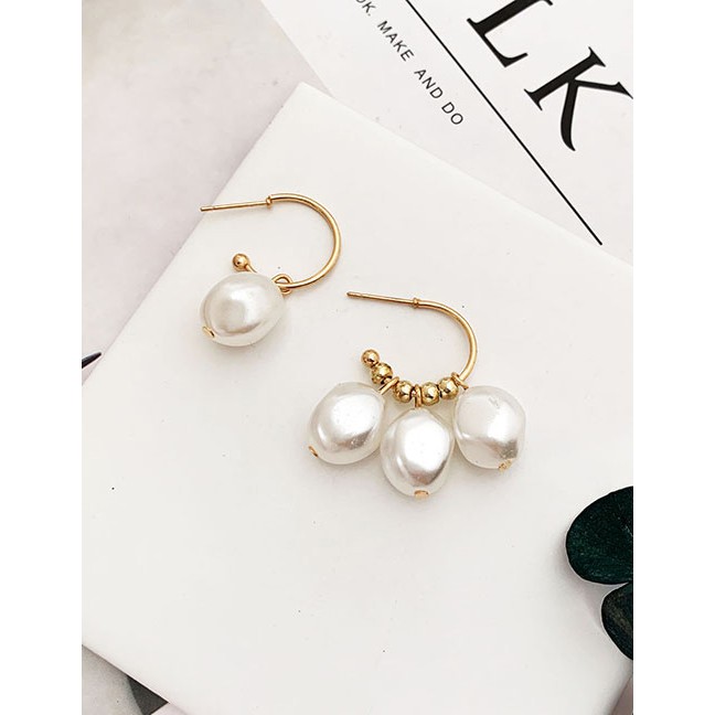 LRC Anting Tusuk Fashion Gold Alloy Pearl Asymmetric Earrings F58092