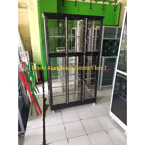 Lemari sap kaca etalase 3 pintu aluminium