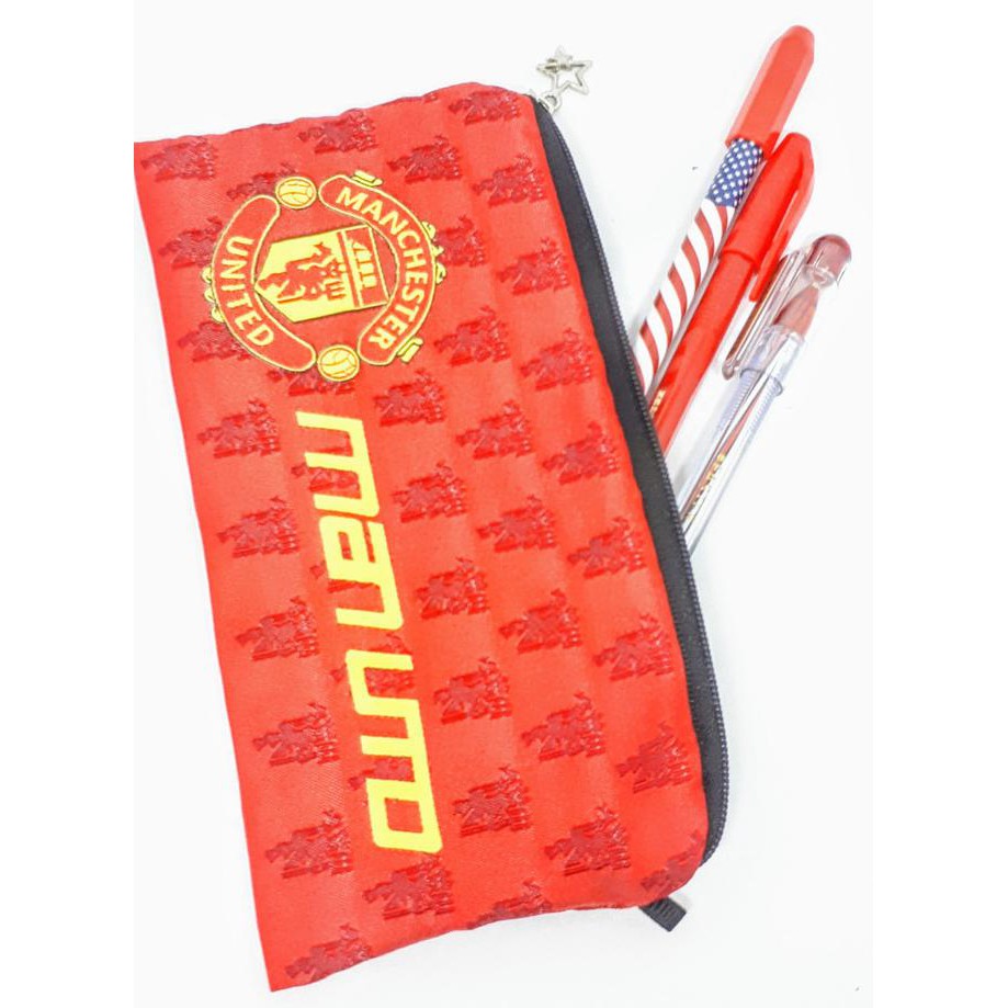 

Kotak Pensil Club Bola M U Manchester United (10-521)