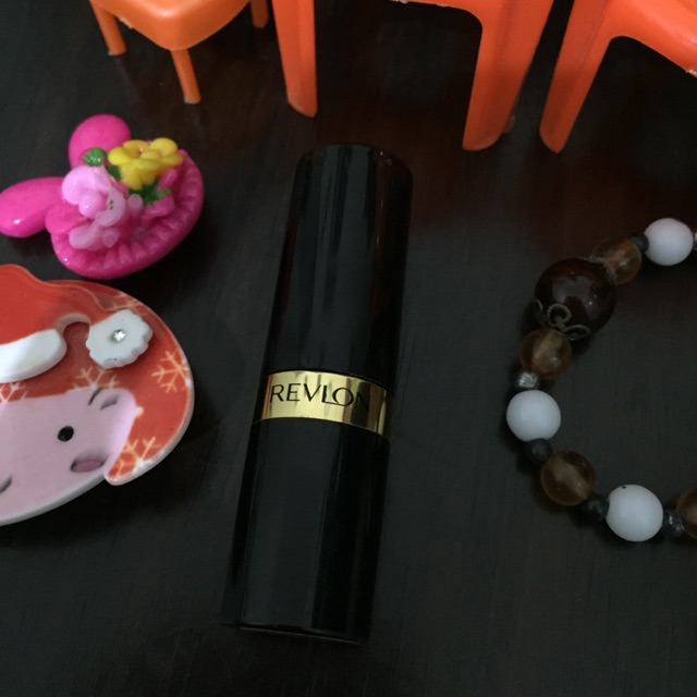 Lipstik Revlon shade Love is on (merah maroon)