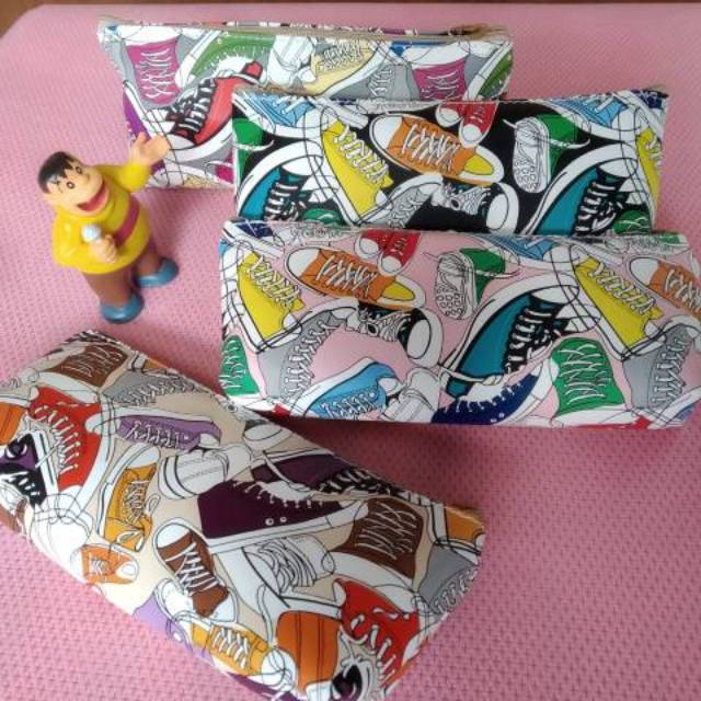 

Tempat Pensil Karakter Sepatu /Pencil Case/ Tempat pensil retsleting
