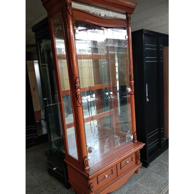 Lemari Pajangan / Piala / Bufet Kaca 2 Pintu Dengan Lampu