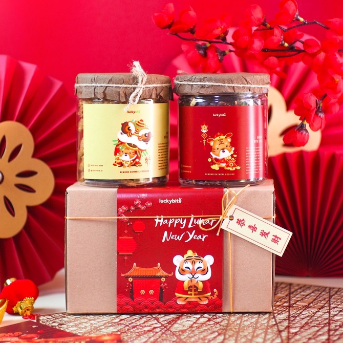 

Hampers Imlek / CNY Hampers - Cookies 2 Jar + FREE KARTU + TALI + TAG + SLEEVE + VOUCHER + BUBBLE WRAP