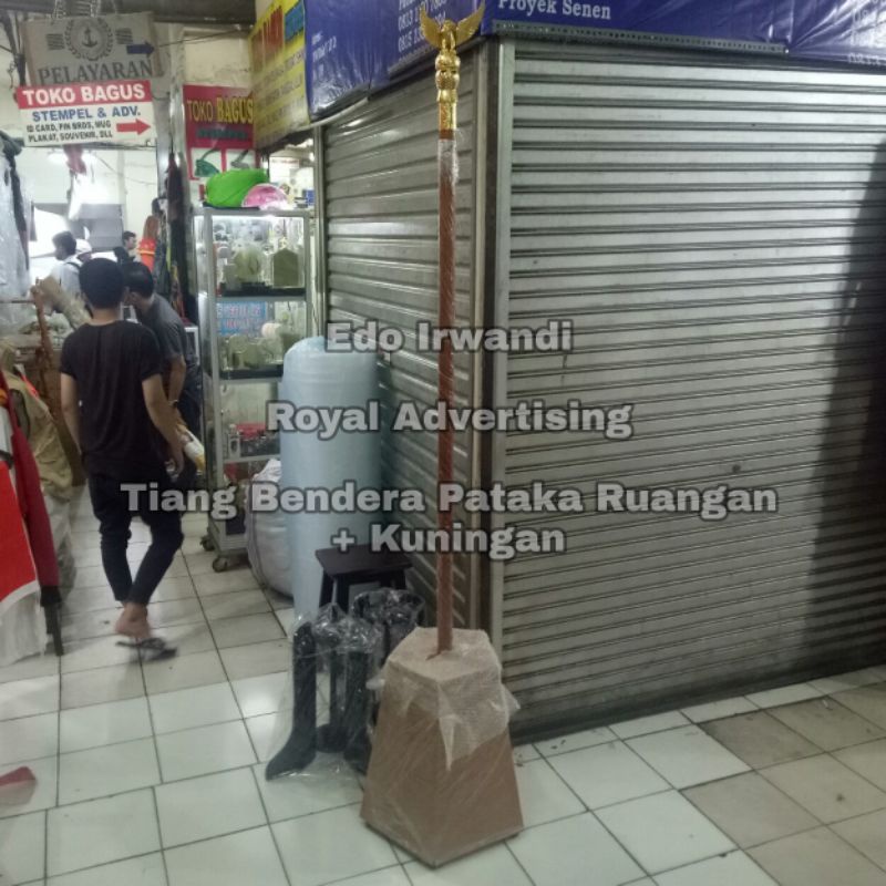 

Satu Set Tiang Bendera Pataka Ruangan Kantor Tatakan Motif Box dan Patung Garuda Kuningan atau Patung Kuningan Untuk Tiang Bendera Pataka Ruangan Berkualitas