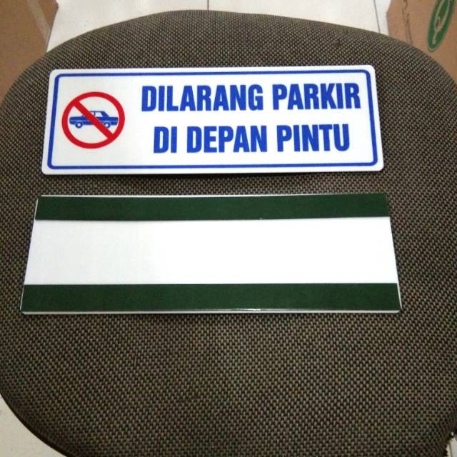 Acrylic plat peringatan dilarang parkir di depan pintu 10x29cm