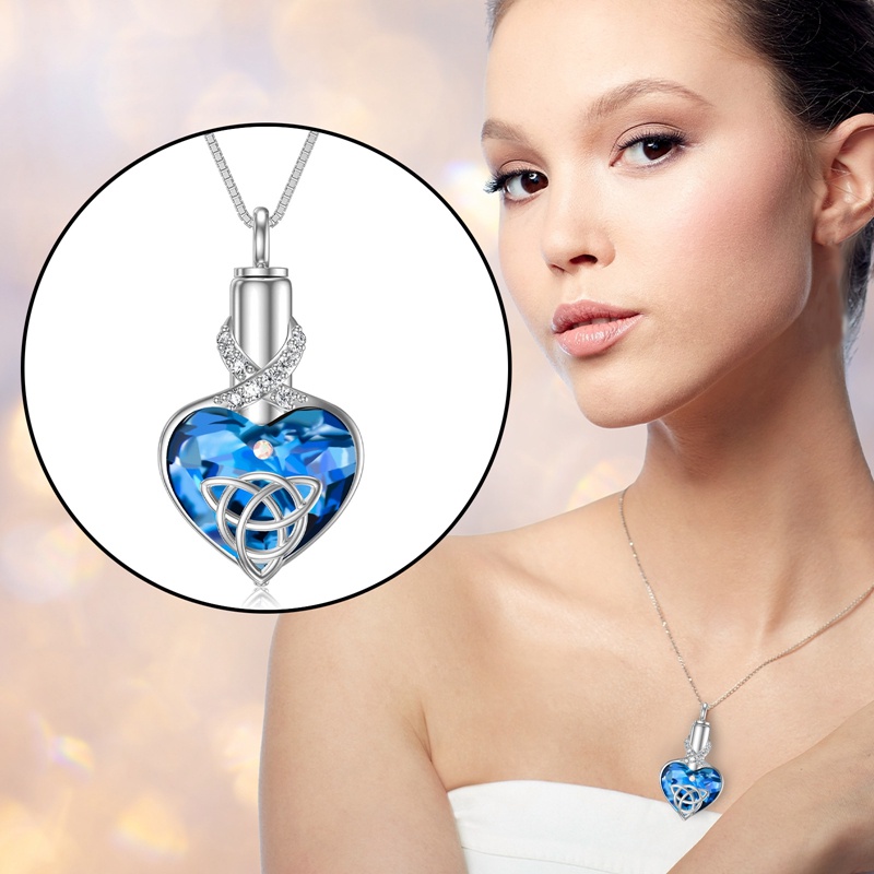 Kalung Dengan Liontin Kristal Bentuk Hati Warna Biru