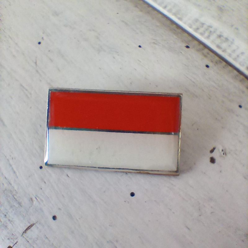 pin merah putih bijian