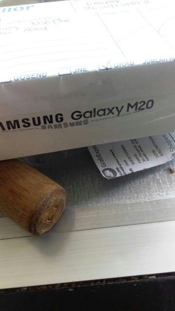 Samsung Galaxy M20 [ 3Gb / 32Gb ] - Garansi Resmi | Shopee