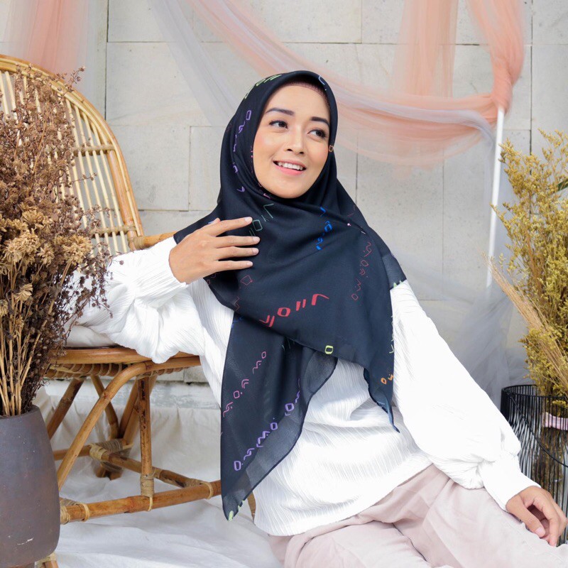 Akkana Baji Scarf Lontara-Black