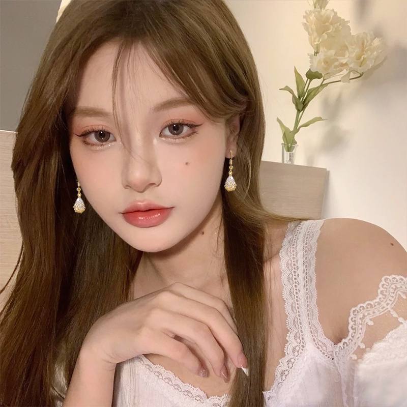 Anting Kristal Sintetis Motif Bunga Vintage Aksesoris Pesta fashion Korea Wanita