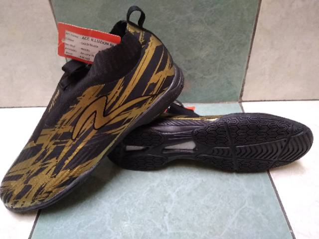 SPECS FUTSAL ACC ILLUZION IN - BLACK/GOLD LACELESS