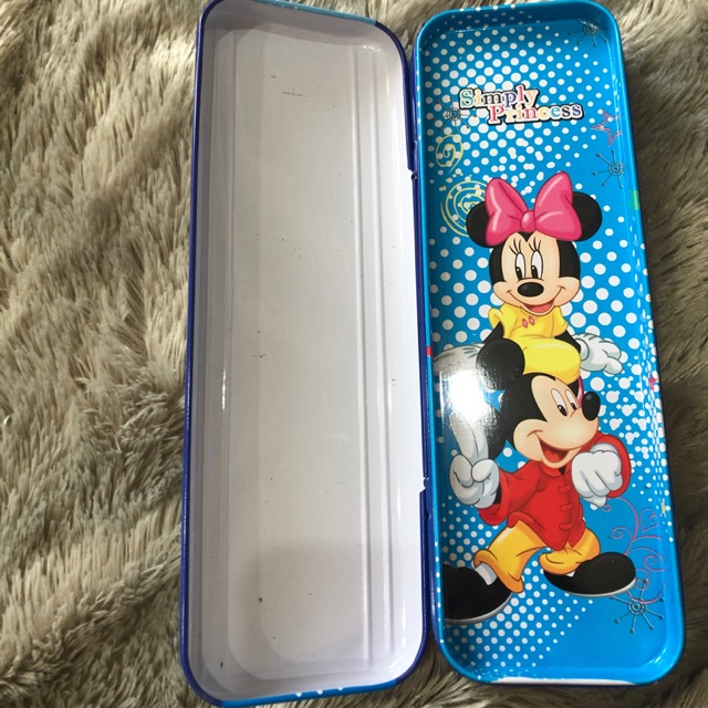 

Kotak pensil kaleng / Kotak pensil