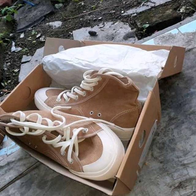 Sepatu pijak bumi