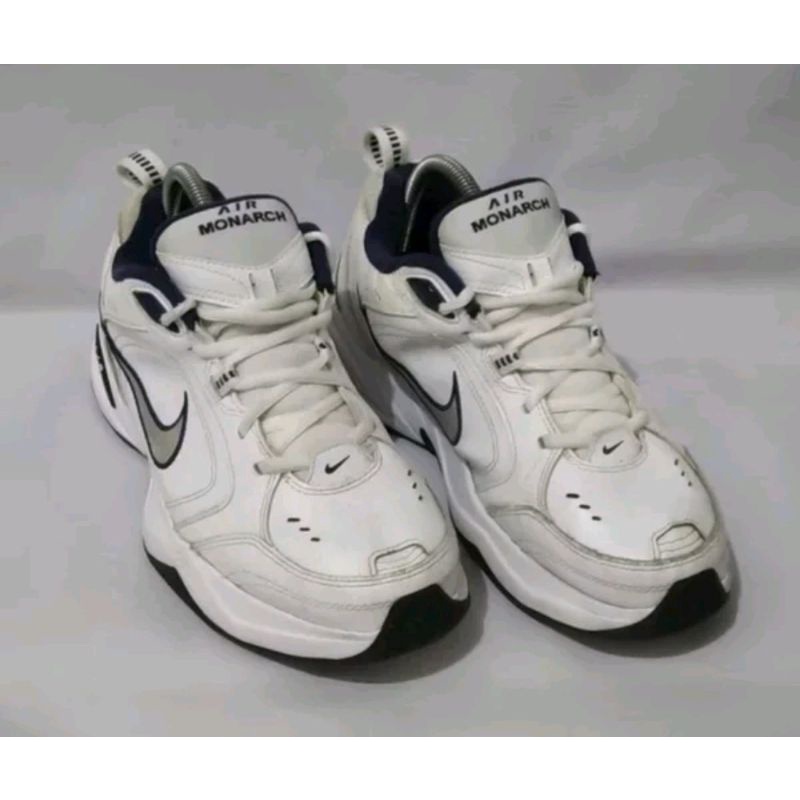 harga sepatu nike air monarch