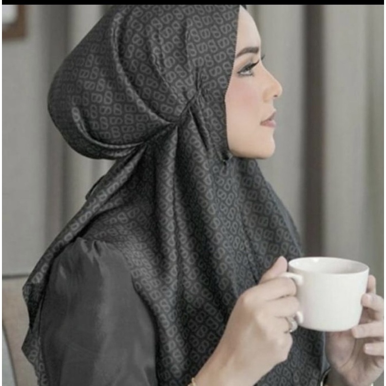 preloved tapis slip on black buttonscarves