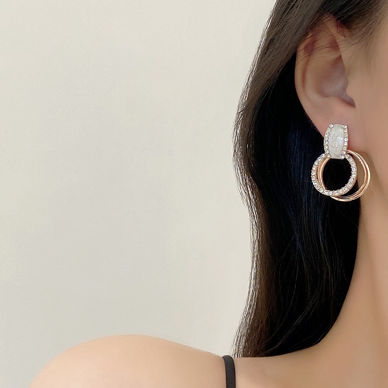 Anting Tusuk Bentuk Lingkaran Aksen Berlian Bahan 925 silver Untuk Wanita