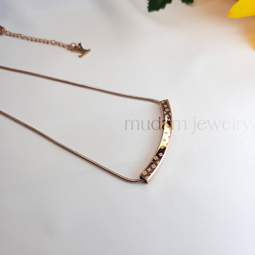 Kalung Titanium Smile L* dan Chnl Model Simple dan Elegan Tersedia Warna Rose Gold dan gold