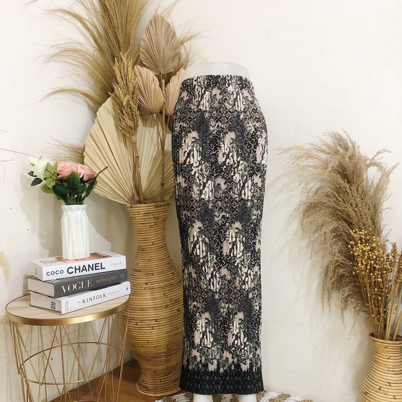 ROK BATIK PLISKET-Seruni Hitam Gold