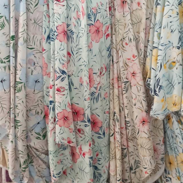 Kain katun rayon motif floral bunga besar navy dan merah