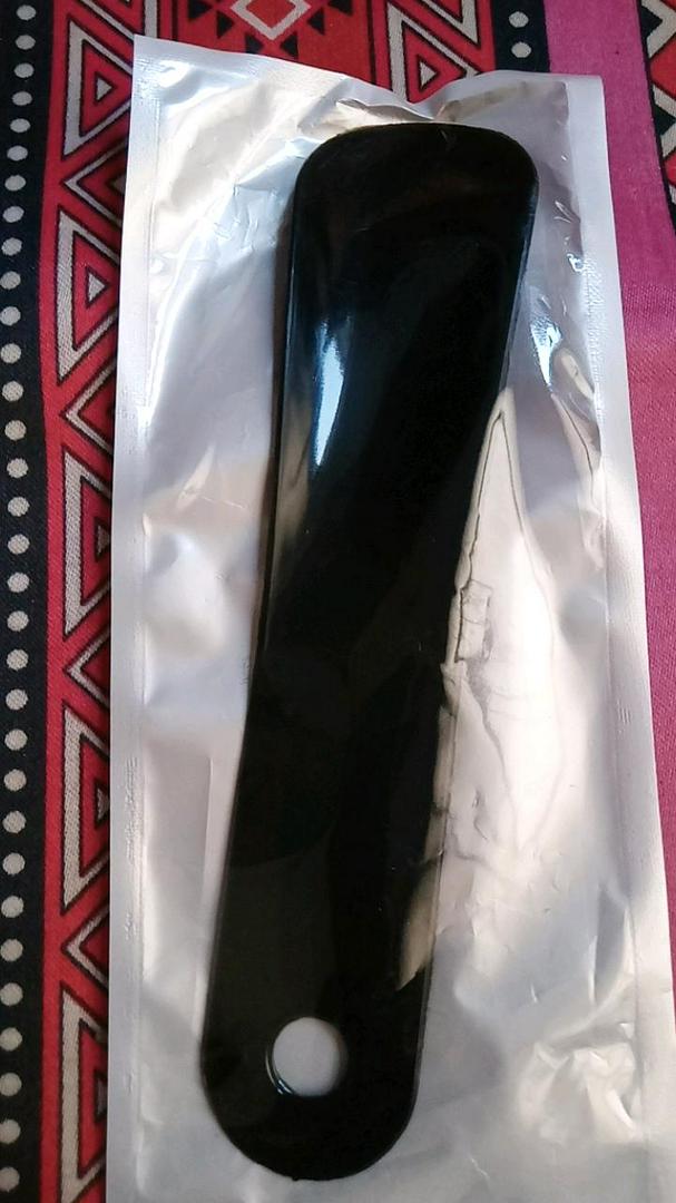 1pc Alat Bantu Pakai Sepatu / Sendok Sepatu Serbaguna