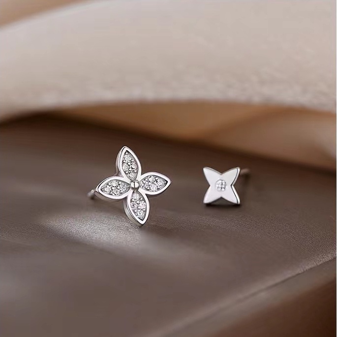 Anting Stud 925 Silver Needle Bentuk Daun Clover Aksen Kristal Untuk Wanita