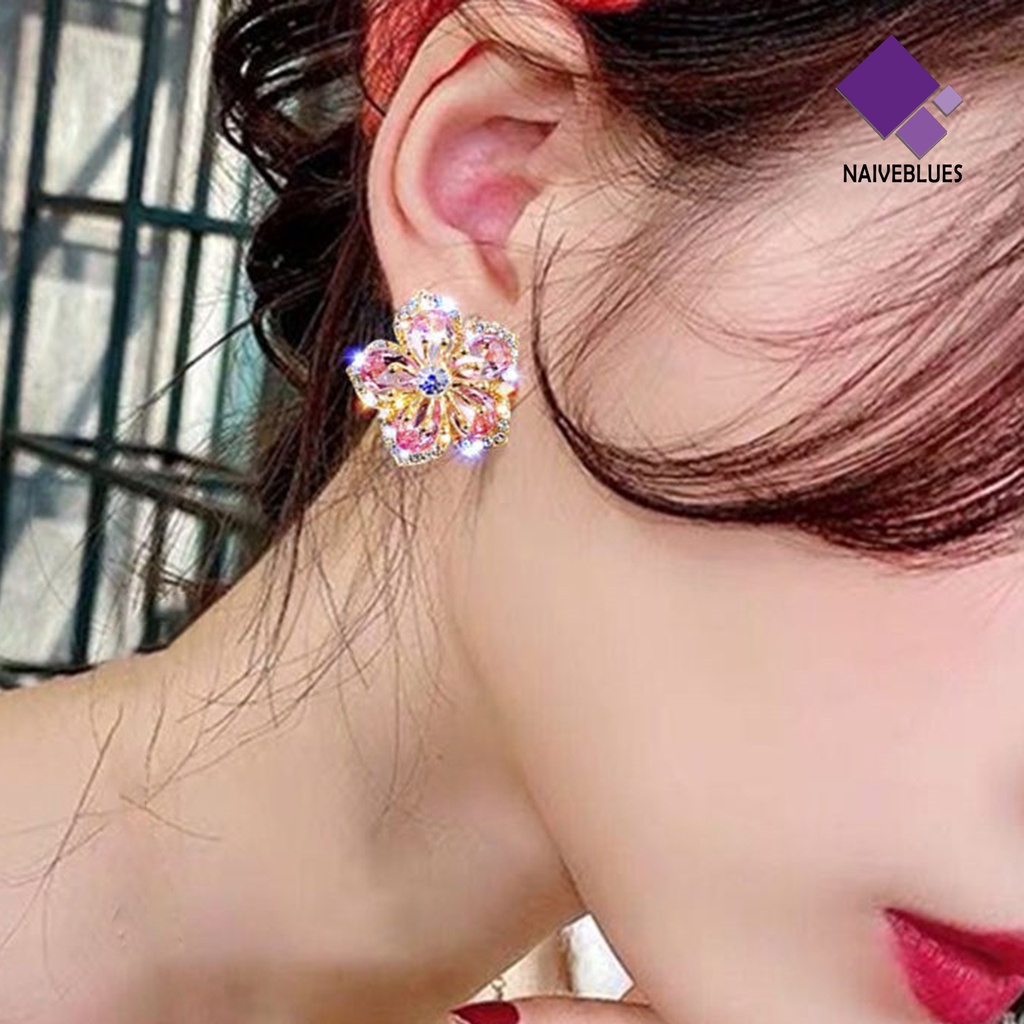 1 Pasang Anting Stud Desain Bunga Aksen Glitter Bahan Alloy Tahan Lama Untuk Wanita