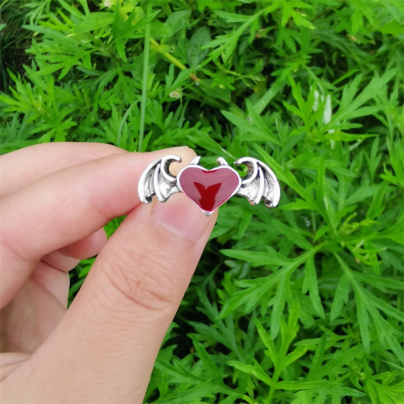 Cincin Model Terbuka Desain Sayap Iblis Hati Warna Hitam Merah Gaya Retro Adjustable Untuk Pasangan