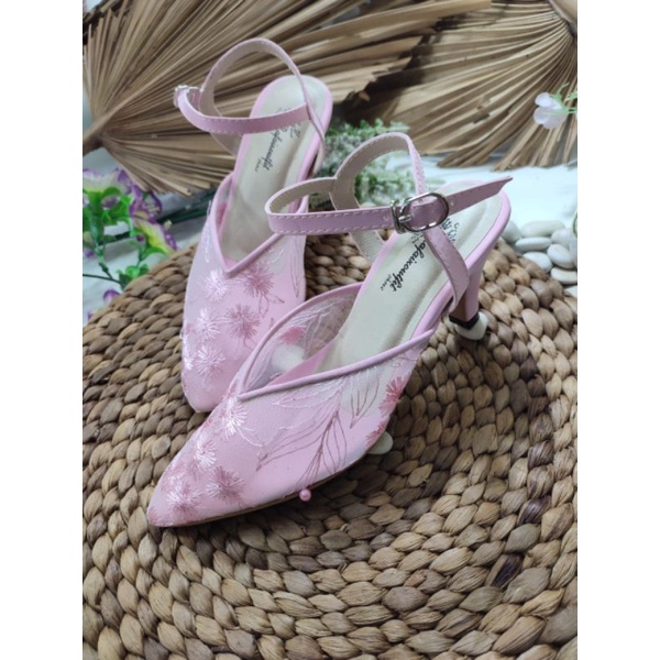 sepatu rafaizoutfit model Yumna pink tali 7cm.lancip