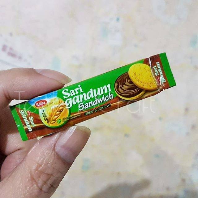 Magnet kulkas miniatur Roma Sari Gandum Sandwich Coklat