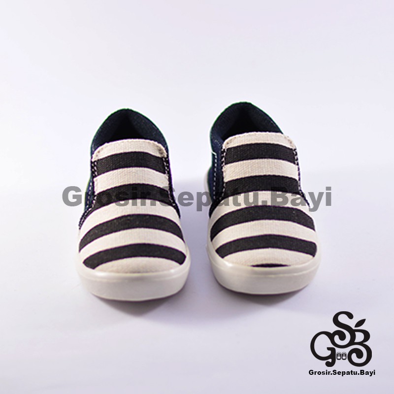 sepatu anak laki laki slip on motif garis hitam putih murah