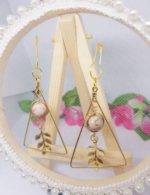 A17 Anting hijab segitiga gold daun