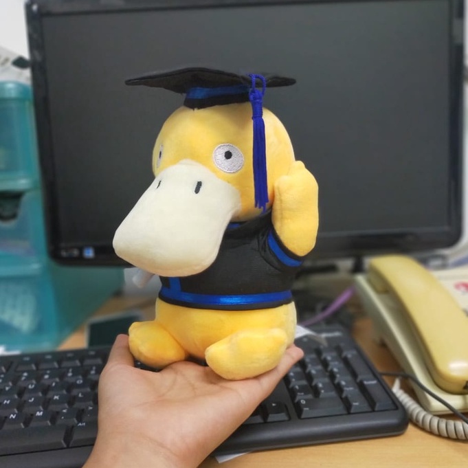 Boneka Wisuda Bebek Psyduck Toga 19cm Teman pokemon graduation/Boneka Toga/Kado Wisuda