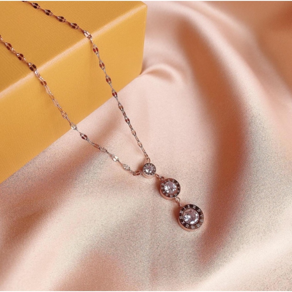 Kalung Titanium Liontin Bvlgr Dengan Tiga 3 Diamond Romawi Warna Gold dan Silver