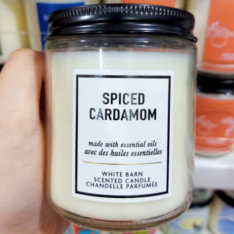 BATH &amp; BODY WORKS BBW SPICED CARDAMOM MADE WITH ESSENTIAL OILS WHITE BARN 1 SINGLE WICK SCENTED CANDLE 198 G PENGHARUM RUANGAN