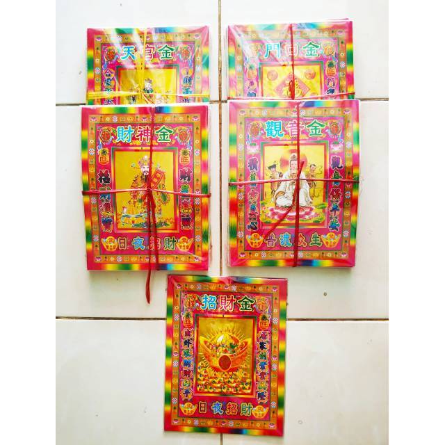 Kertas sembahyang puja warna pelangi .