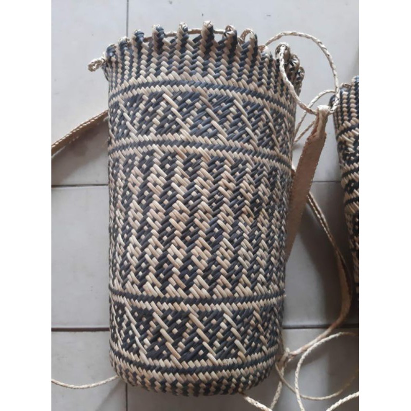 Tas anjat khas suku dayak