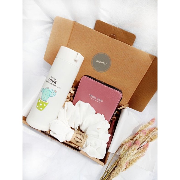 Hampers Giftbox Kado ulang tahun cewek Valentine/wisuda/wedding/Natal dompet botol tumbler boneka scrunchie