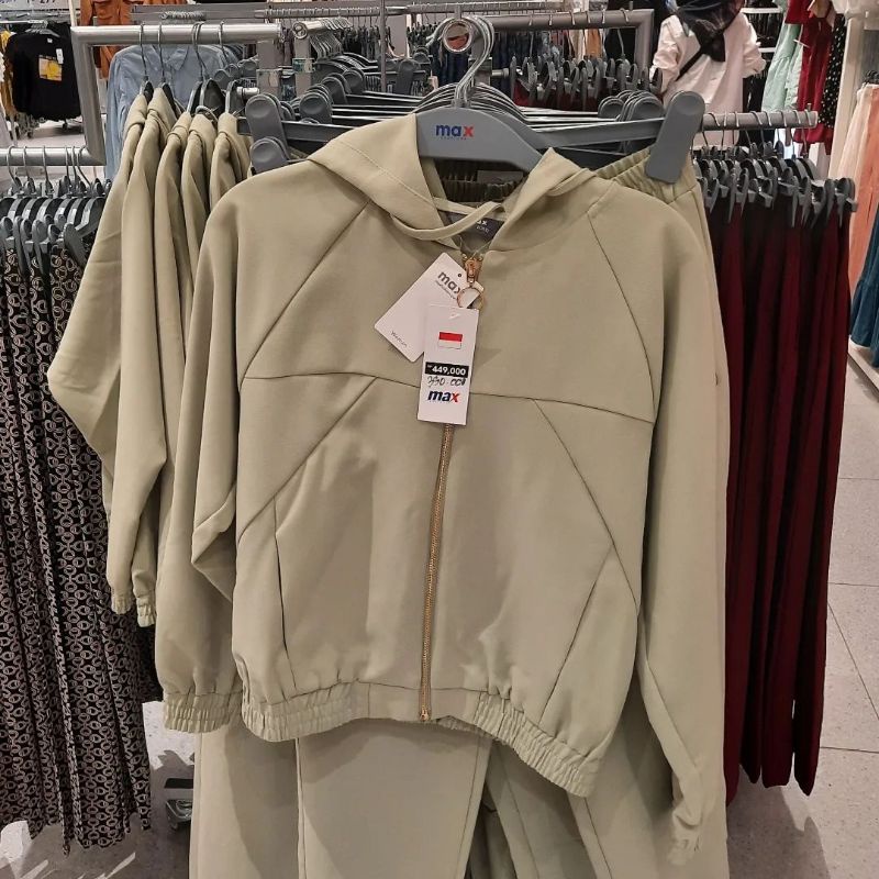 JASTIP SALE ONE SET JAKET CELANA MAX FASHION