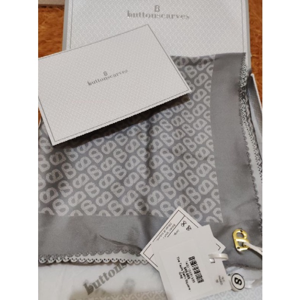 Buttonscarves Tapis Satin Square