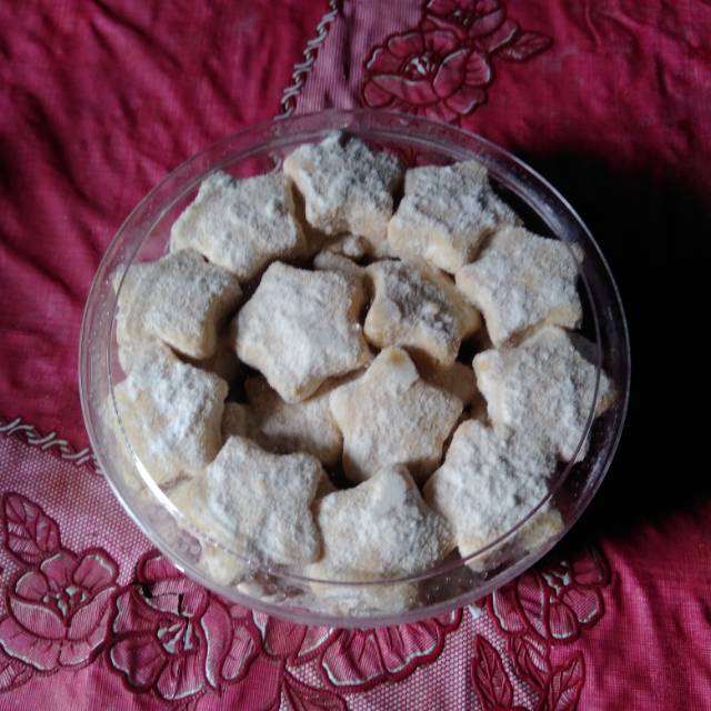 

Kue Salju mede