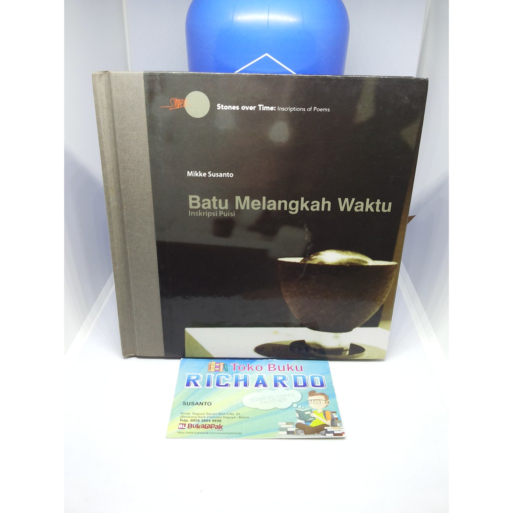 Buku Batu Melangkah Waktu Inskripsi Puisi --- Mikke Susanto