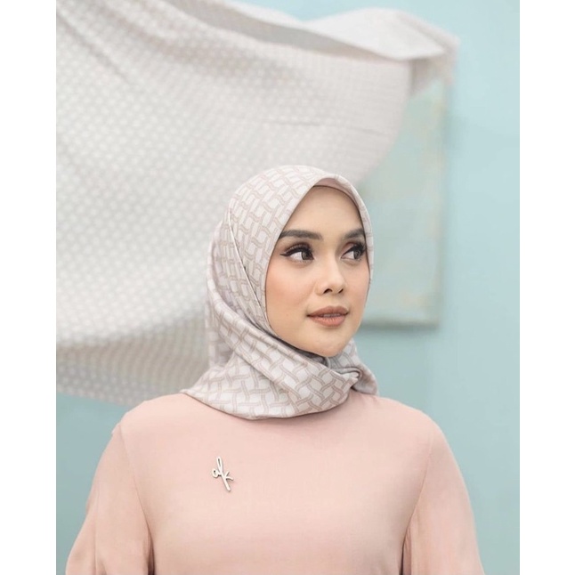 Preloved Monogram Scarf Wearing Klamby - Lily white